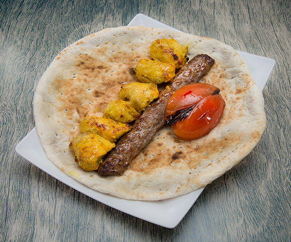 Combo meal of white meat, red meat, tomato slices and pita bread